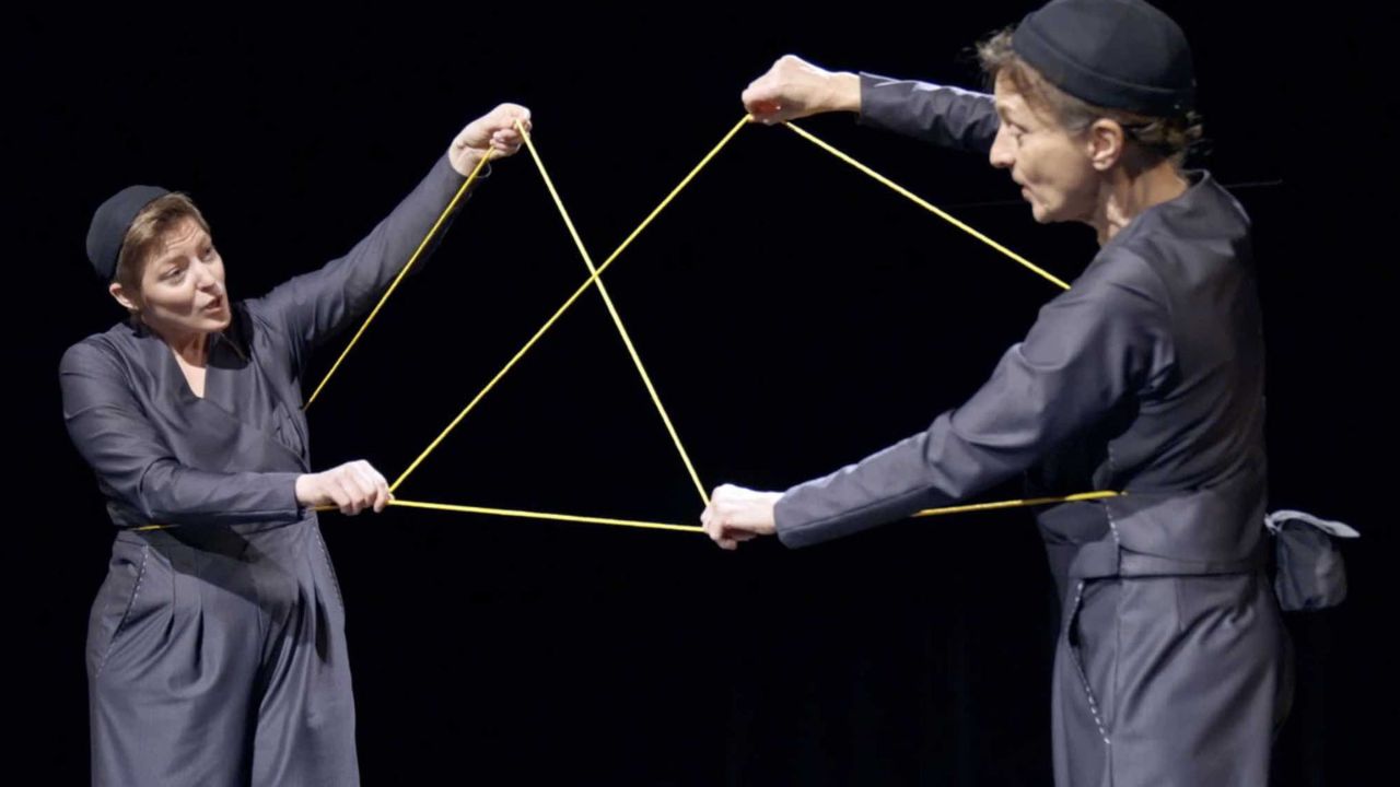 Zwei Frauen spielen mit Fäden