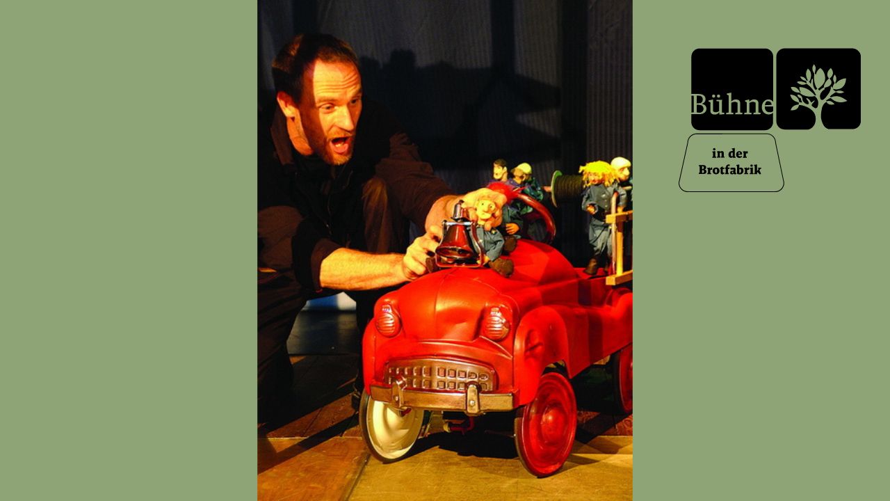 Mann mit Spielfiguren und Feuerwehrauto