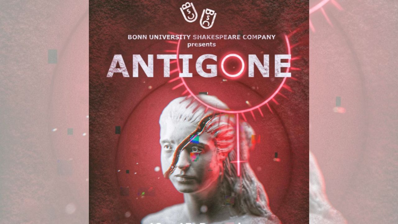 Plakatmotiv mit Frauenkopf und Schriftzug Antigone